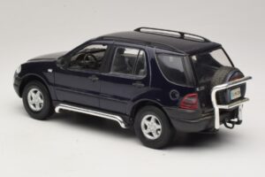 Mercedes ML320 W163 Modrý Maisto 1:18 31847 Kov – obrázek 7 z 8