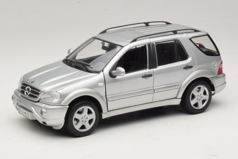 Mercedes ML55 AMG W163 Stříbrný Maisto 1:18 31876-P1 Kov