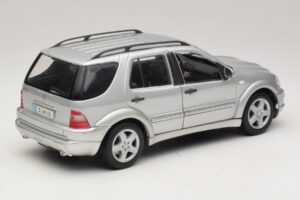Mercedes ML55 AMG W163 Stříbrný Maisto 1:18 31876-P1 Kov – obrázek 3 z 8