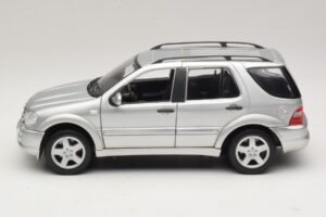 Mercedes ML55 AMG W163 Stříbrný Maisto 1:18 31876-P1 Kov – obrázek 4 z 8