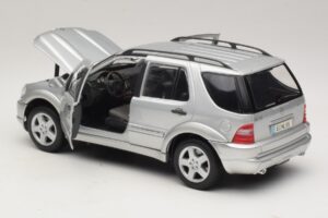 Mercedes ML55 AMG W163 Stříbrný Maisto 1:18 31876-P1 Kov – obrázek 5 z 8