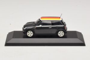 Mini Cooper One R50 Zelený S Německou Vlajkou Minichamps 1:43 Mini Cooper One R50 Zelený S Německou Vlajkou Minichamps 1:43 MINI033 Kov