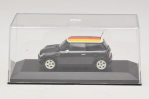 Mini Cooper One R50 Zelený S Německou Vlajkou Minichamps 1:43 MINI033 Kov – obrázek 4 z 5