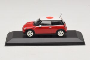 Mini Cooper One R50 Červený S Japonskou Vlajkou Minichamps 1:43 Mini Cooper One R50 Červený S Japonskou Vlajkou Minichamps 1:43 MINI034 Kov