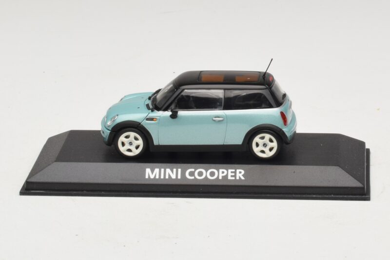Mini Cooper S R53 Světle Modrý Metalický S Černou Střechou Minichamps 1:43 Mini Cooper S R53 Světle Modrý Metalický S Černou Střechou Minichamps 1:43 MINI030 Kov