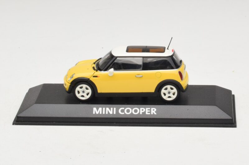 Mini Cooper S R53 Žlutý Se Žlutou Panoramatickou Střechou Minichamps 1:43 Mini Cooper S R53 Žlutý Se Žlutou Panoramatickou Střechou Minichamps 1:43 MINI029 Kov