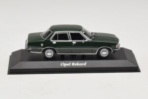 Opel Rekord D Tmavě Zelený Maxichamps 1:43 Opel Rekord D Tmavě Zelený Maxichamps 1:43 940044001 Kov