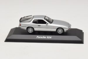 Porsche 924 Stříbrný Maxichamps 1:43 Porsche 924 Stříbrný Maxichamps 1:43 940062120 Kov