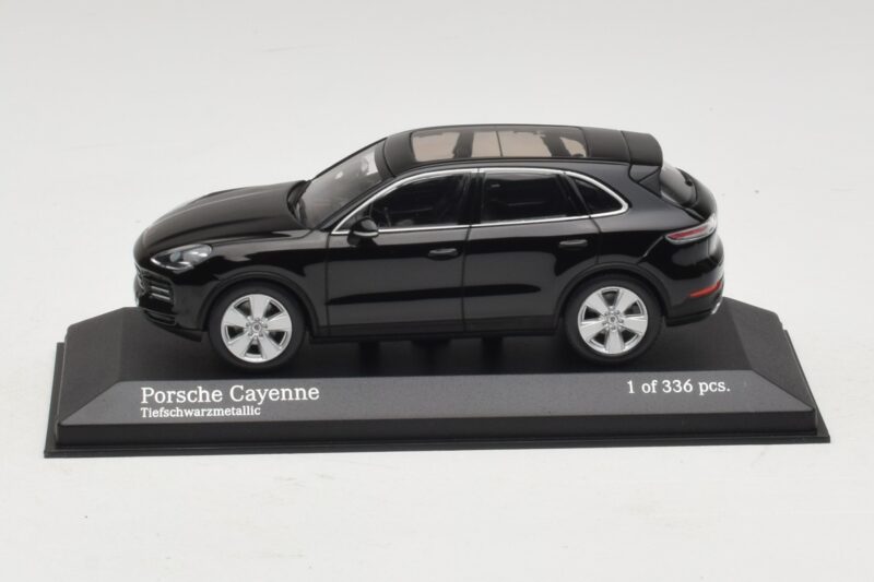 Porsche Cayenne Černá Metalíza Minichamps 1:43 410066301 Kov