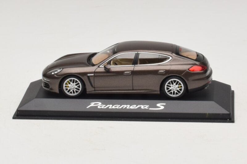 Porsche Panamera 970 S Hnědá Metalíza Minichamps 1:43 Porsche Panamera 970 S Hnědá Metalíza Minichamps 1:43 WAP0203400E Kov