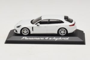 Porsche Panamera 971 4 E-Hybrid Bílý Minichamps 1:43 WAP0207620H Kov
