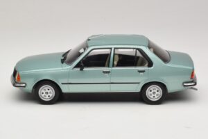 Renault 18 Světle Zelená MCG 1:18 MCG18596 Kov – obrázek 3 z 6