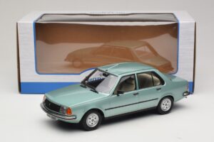 Renault 18 Světle Zelená MCG 1:18 MCG18596 Kov – obrázek 6 z 6