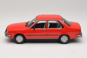 Renault 18 Červený MCG 1:18 MCG18595 Kov – obrázek 3 z 6