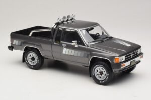 Toyota Hilux N50 Xtra Cab 4x4 Šedá Metalíza KK-Scale 1:18 KKDC181563 Kov – obrázek 4 z 6