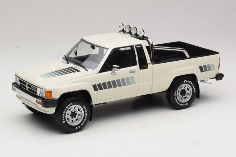 Toyota Hilux N50 Xtra Cab 4x4 Bílý KK-Scale 1:18 KKDC181564 Kov