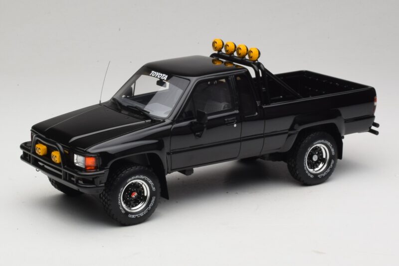 Toyota Hilux N60 SR5 Back to the Future II Lesklá Černá Otto 1:18 OT481 Pryskyřice