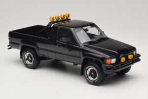 Toyota Hilux N60 SR5 Back to the Future II Lesklá Černá Otto 1:18 OT481 Pryskyřice – obrázek 4 z 6