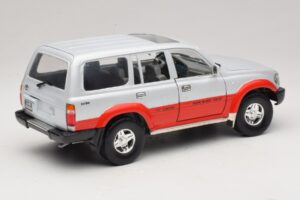 Toyota Land Cruiser J80 Stříbrná Červená Road Legends 1:18 92098 Kov – obrázek 3 z 8