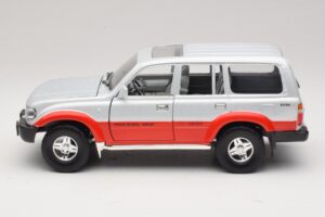 Toyota Land Cruiser J80 Stříbrná Červená Road Legends 1:18 92098 Kov – obrázek 4 z 8