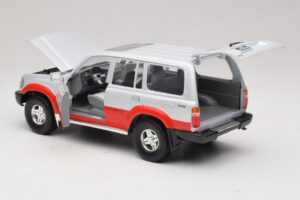 Toyota Land Cruiser J80 Stříbrná Červená Road Legends 1:18 92098 Kov – obrázek 5 z 8