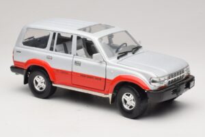 Toyota Land Cruiser J80 Stříbrná Červená Road Legends 1:18 92098 Kov – obrázek 6 z 8