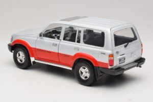 Toyota Land Cruiser J80 Stříbrná Červená Road Legends 1:18 92098 Kov – obrázek 7 z 8