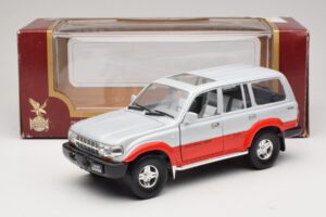 Toyota Land Cruiser J80 Stříbrná Červená Road Legends 1:18 92098 Kov – obrázek 8 z 8
