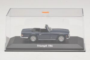 Triumph TR6 Tmavě Modrá Maxichamps 1:43 940132570 Kov – obrázek 4 z 5