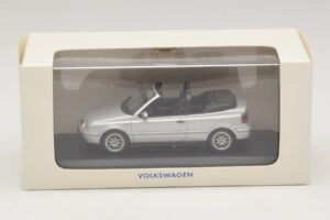 Volkswagen Golf Mk4 Kabriolet Stříbrný Dealerská Edice Minichamps 1:43 GOLF004 Kov – obrázek 5 z 5