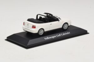 Volkswagen Golf Mk4 Kabriolet Bílý Maxichamps 1:43 940058330 Kov – obrázek 2 z 5