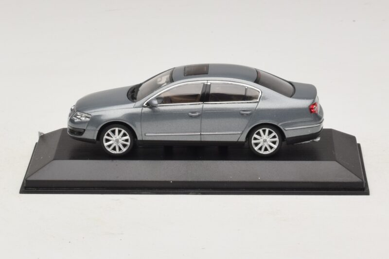 Volkswagen Passat B6 Šedá Metalíza Minichamps 1:43 PASSAT006 Kov