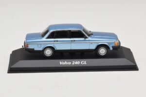Volvo 240 GL Blue Metallic Maxichamps 1:43 Volvo 240 GL Blue Metallic Maxichamps 1:43 940171400 Kov