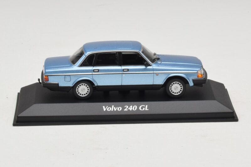 Volvo 240 GL Blue Metallic Maxichamps 1:43 940171400 Kov