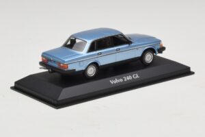 Volvo 240 GL Blue Metallic Maxichamps 1:43 940171400 Kov – obrázek 2 z 5