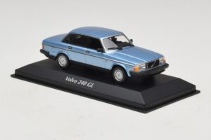 Volvo 240 GL Blue Metallic Maxichamps 1:43 940171400 Kov – obrázek 3 z 5