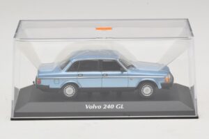 Volvo 240 GL Blue Metallic Maxichamps 1:43 940171400 Kov – obrázek 4 z 5
