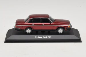 Volvo 240 GL Dark Red Metallic Maxichamps 1:43 Volvo 240 GL Dark Red Metallic Maxichamps 1:43 940171401 Kov