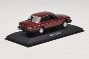 Volvo 240 GL Dark Red Metallic Maxichamps 1:43 940171401 Kov – obrázek 2 z 5