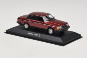 Volvo 240 GL Dark Red Metallic Maxichamps 1:43 940171401 Kov – obrázek 3 z 5