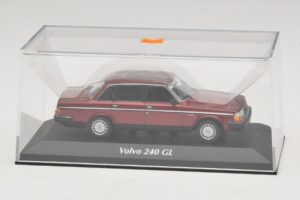 Volvo 240 GL Dark Red Metallic Maxichamps 1:43 940171401 Kov – obrázek 4 z 5